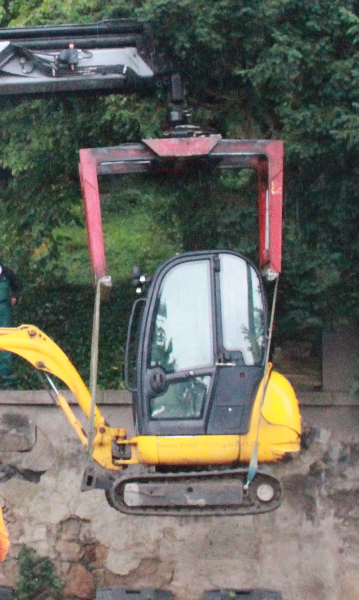 2. Bagger wird zum Bauplatz gehoben